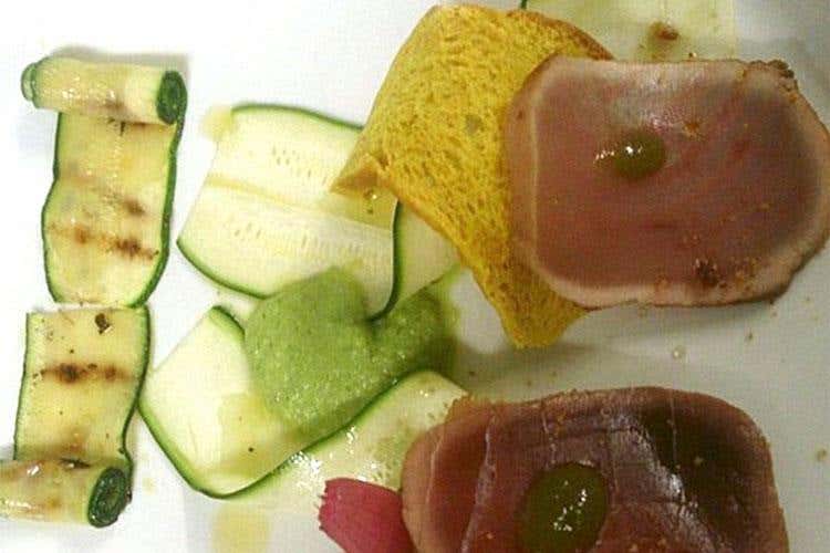 Tonno scottato con colatura di alici di Cetara, zucchine marinate alla menta, cialda di pane alla curcuma (Pedrotti TrentoDoc arriva nelle Marche 
Abbinamento gustoso col pesce azzurro)