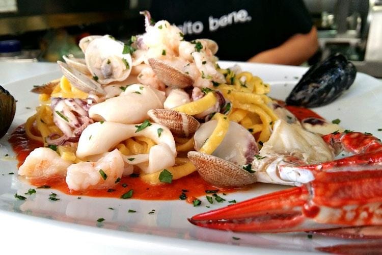 Tagliolini - Pesaro, al Sampei sei mesi in infradito 
I piatti di pesce si abbinano ai cocktail