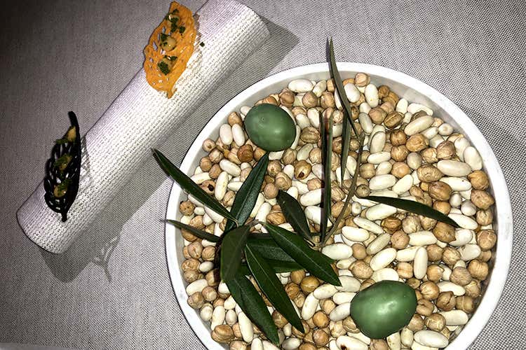 Cialde (al pomodoro e al nero di seppia) con salsa alla testa di aragosta; Tartare di ombrina in finta oliva (Il pesce d'inverno in tavola da Franco Mare