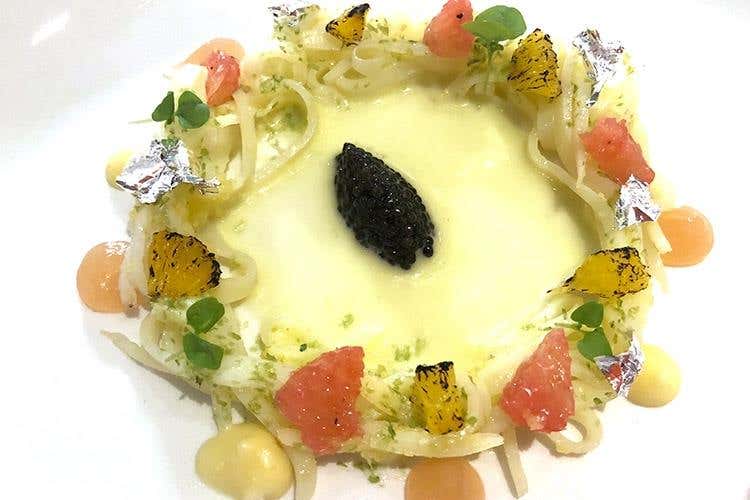 Atto I. Tagliatelle di calamaro con alghe, caviale e agrumi - Emanuele Petrosino (Petrosino & friends, una “Cena a teatro” 
a I Portici, faro dell'hotellerie bolognese)