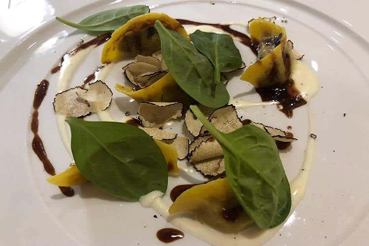 Atto III. Tortello di faraona con Parmigiano Reggiano 36 mesi e tartufo - Emanuele Petrosino (Petrosino & friends, una “Cena a teatro” 
a I Portici, faro dell'hotellerie bolognese)