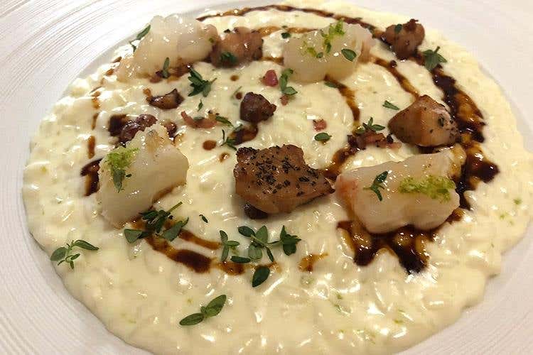 Atto II. Riso in bianco di bufala con coniglio, scampi e rosmarino - Nino Di Costanzo (Petrosino & friends, una “Cena a teatro” 
a I Portici, faro dell'hotellerie bolognese)