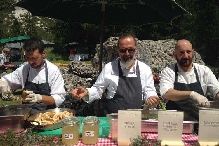 Norbert Niederkofler - Pic-nic gourmet tra le Dolomiti 
Ai fornelli 11 cuochi d’eccezione