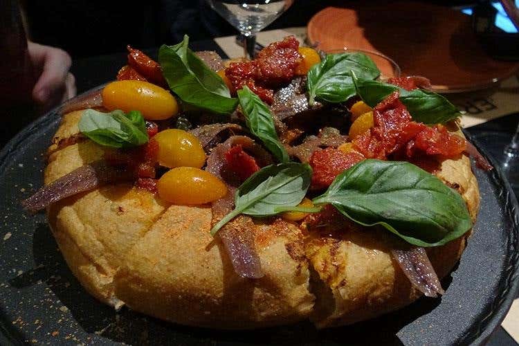 La Siciliana (Pizza gourmet e calici franciacortini 
I vini di Castello di Gussago da Era Pizza)