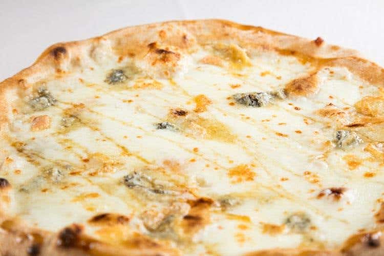 (Pizza social alla Triennale di Milano 
Amicizia e abbinamenti gourmet)