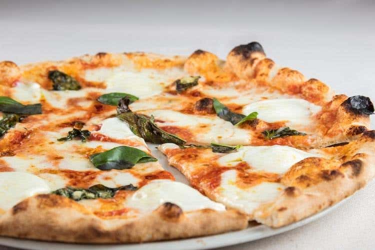 (Pizza social alla Triennale di Milano 
Amicizia e abbinamenti gourmet)