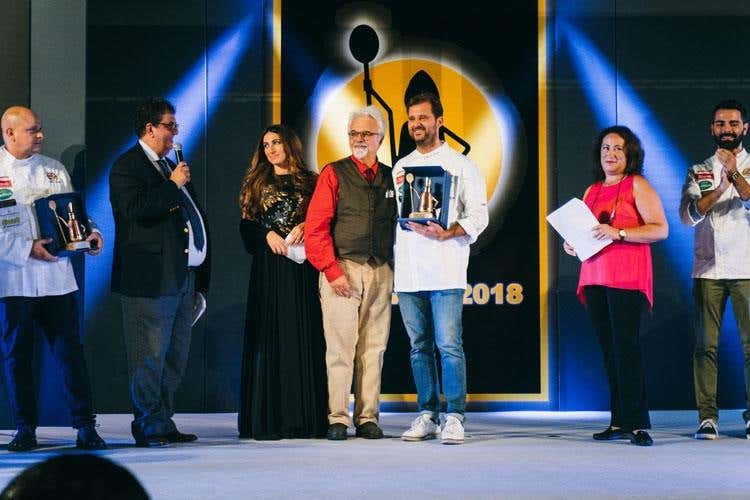 Patrizio Roversi premia Paolo De Simone (#PizzAward 2018 
Il vincitore è Stefano Miozzo)