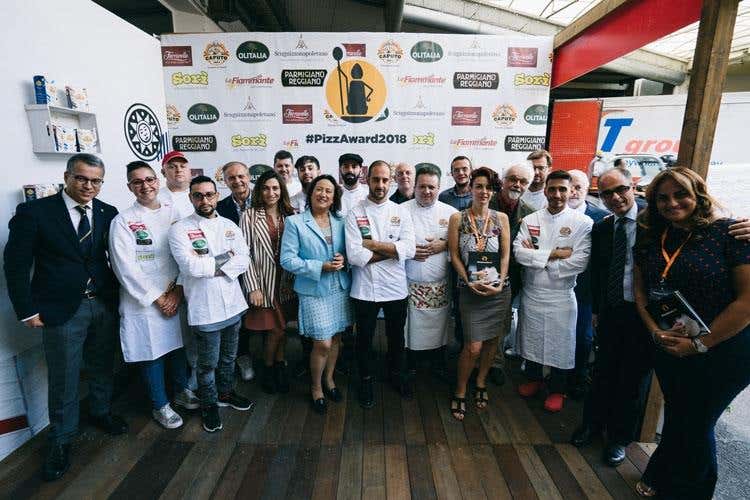 I finalisti con la giuria e i rappresentanti degli sponsor (#PizzAward 2018 
Il vincitore è Stefano Miozzo)