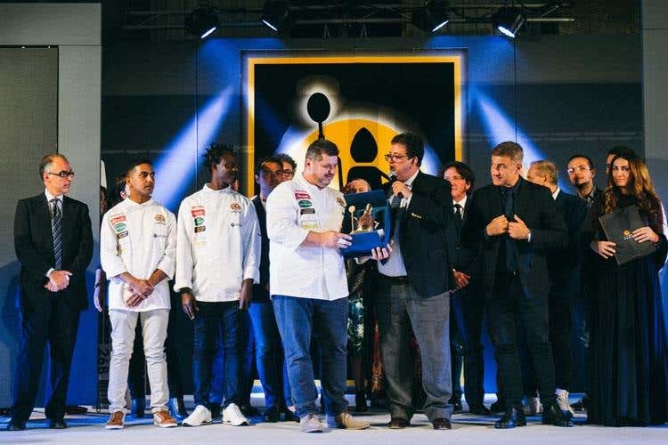 Stefano Miozzo riceve uno dei tre premi (#PizzAward 2018 
Il vincitore è Stefano Miozzo)