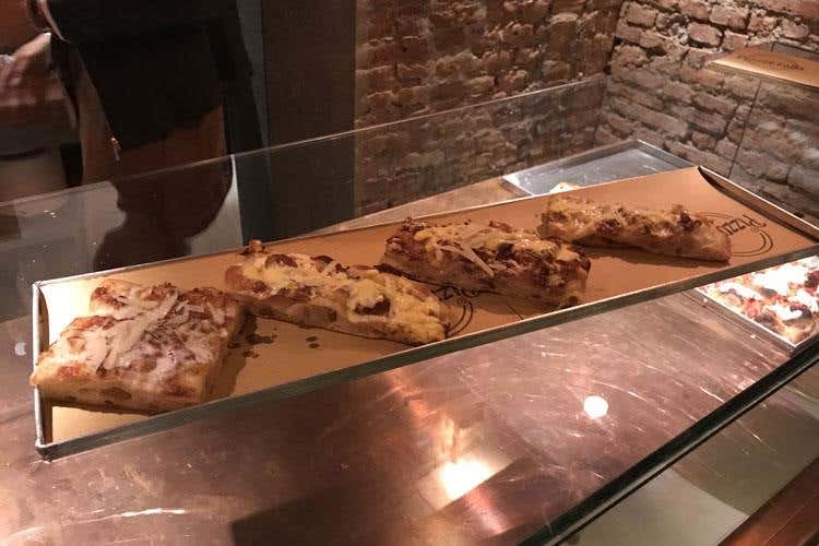 (Pizzottella, debutta a Milano
l'autentica pizza in teglia romana)