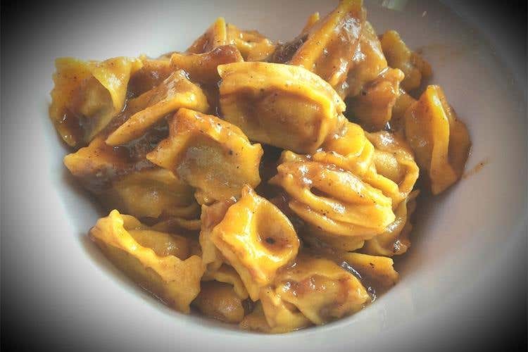 Poderi Einaudi, tra vino e ospitalità 
Amore per la terra da quattro generazioni