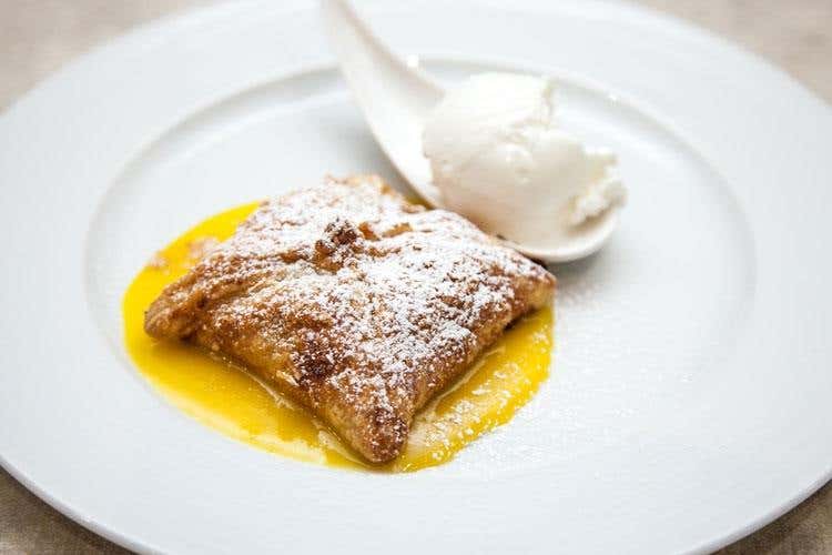 Saccottino di mela annurca Igp su salsa calda alla vaniglia (Pompeo Magno per turisti gourmet 
A Pompei, tra i pochi locali di qualità)