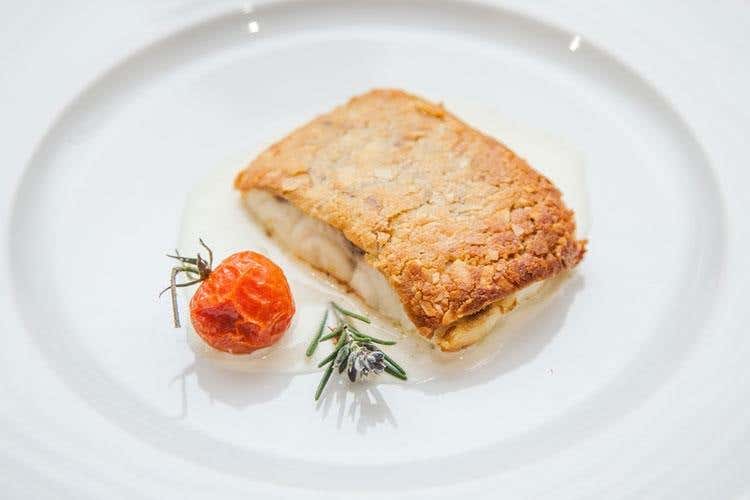 Branzino in crosta di mandorle su vellutata al Parmigiano (Pompeo Magno per turisti gourmet 
A Pompei, tra i pochi locali di qualità)