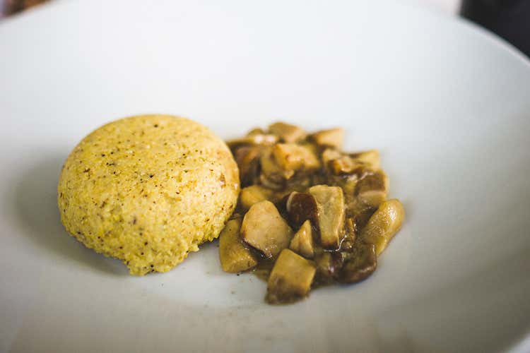 Polenta di nostro mais con cuore di Stracchino all'antica delle valli Orobiche e porcini trifolati (Porcini a volontà 
alla Trattoria Visconti)