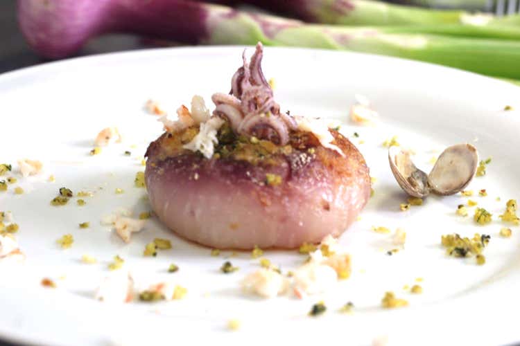 Cipolla di Pedaso ripiena (Il Porticciolo di Cupra Marittima 
Chalet di mare con Maurizio Digiuni)