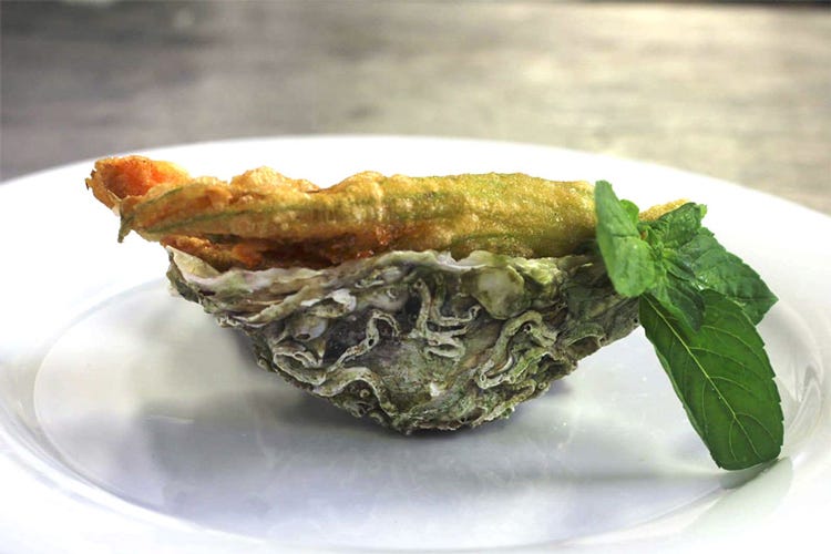 Il fiore di zucca ripieno di ostrica (Il Porticciolo di Cupra Marittima 
Chalet di mare con Maurizio Digiuni)