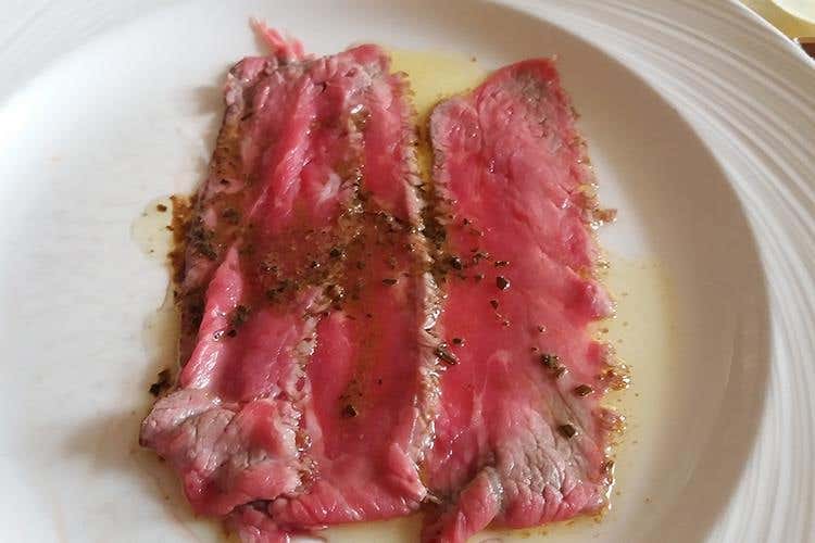 Tagliata di manzo al rosmarino con chips di patate (Posta al Castello di Gromo
Targa per i 40 anni di attività)