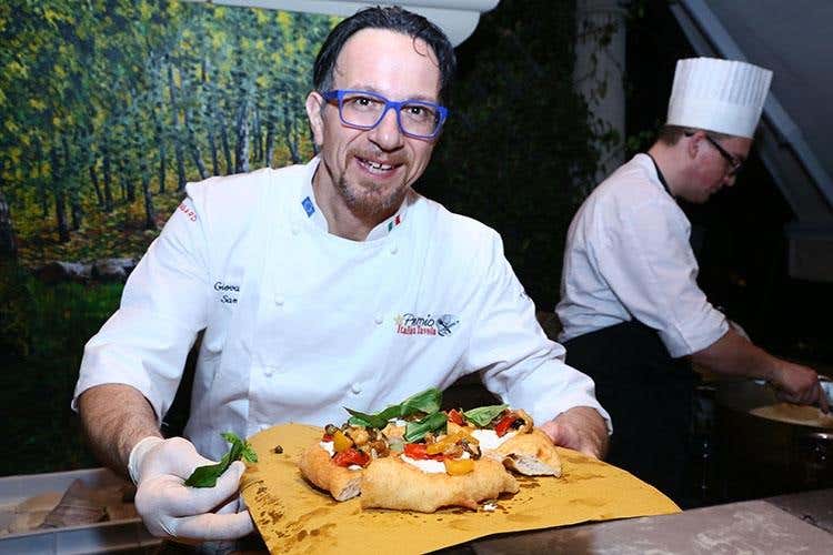 Giovanni Santarpia con la sua Pizza fritta