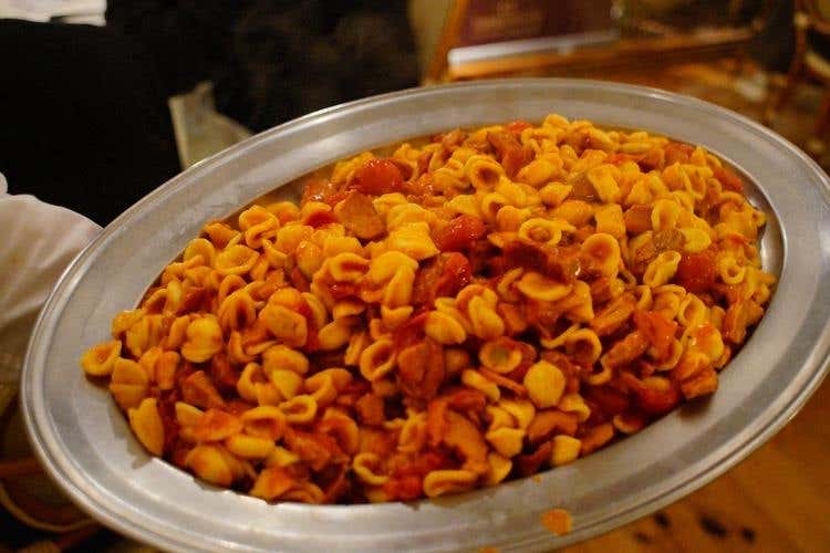 Orecchiette con muscisca e carne affumicata di manzo, semi di finocchio e pomodorini - Prima tappa del Giro d’Italia dei sapori 
Maglia rosa alla cucina dell’Alta Murgia