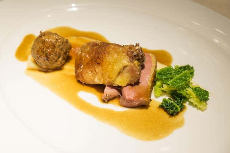 Petto e coscia di anatra all'aceto balsamico, verze, sedano e rapa (Succi)
