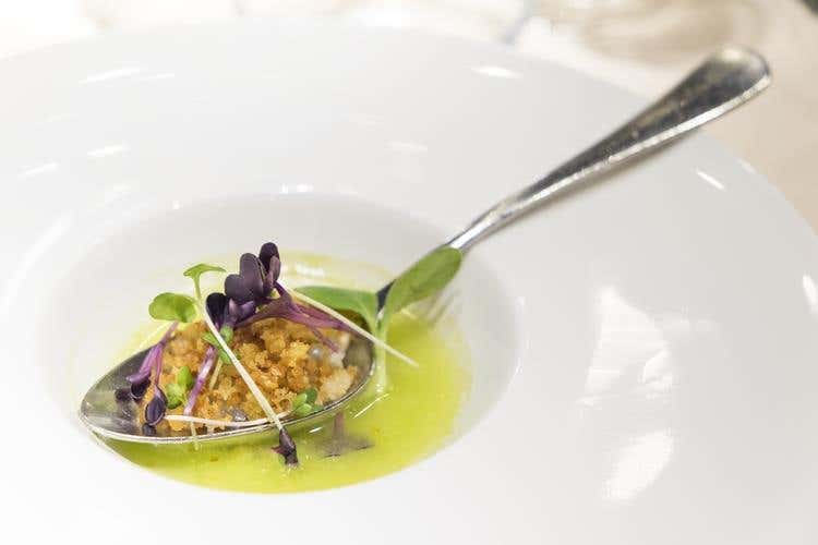 Ouverture di crudo di canocchia gratinata con centrifugato di mela verde e Calvados (Succi)
