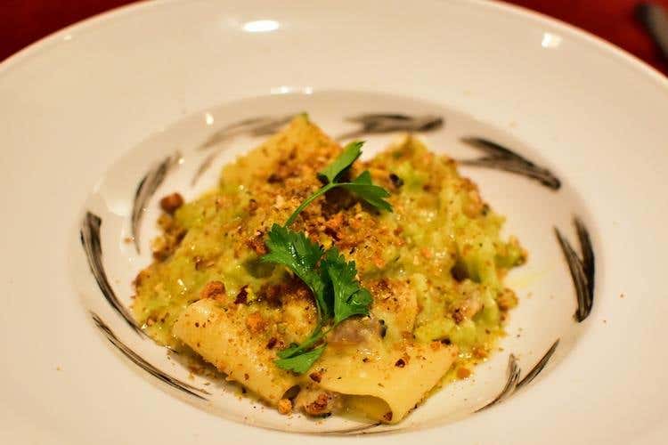 Paccheri con broccoli, vongole e croccante di pane nero