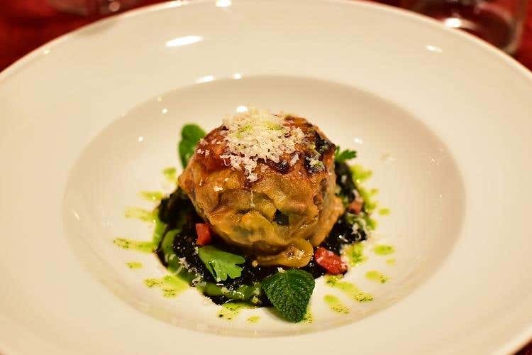 Parmigiana di melanzane su ragù di seppie