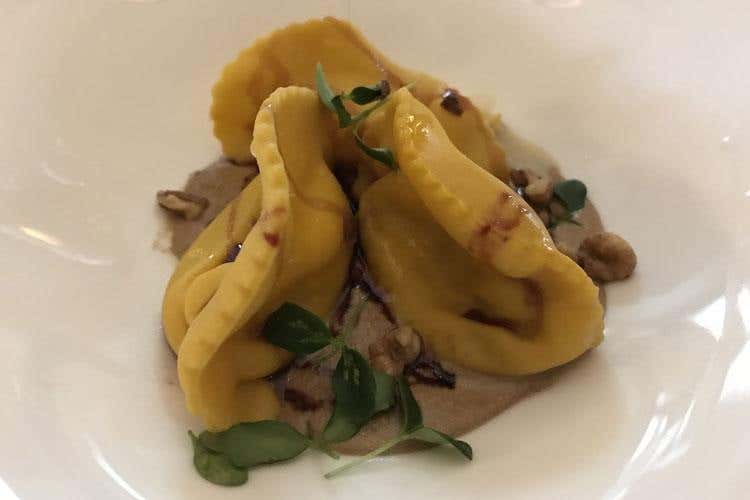 Ravioli di Gorgonzola Dop su crema di noci e ristretto al Nebbiolo (Quota 33: intensità e contaminazioni In cucina Alessandro Garzillo