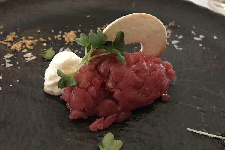 Battuta di manzo piemontese con spuma di robiola di Roccaverano (Quota 33: intensità e contaminazioni In cucina Alessandro Garzillo