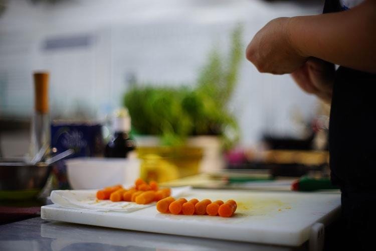 Le carote tagliate precisamente da Giuseppe Raciti per lo Starter vegetariano (Raciti si allena per il Bocuse d’Or 
In panchina l’esperienza di Gotti)