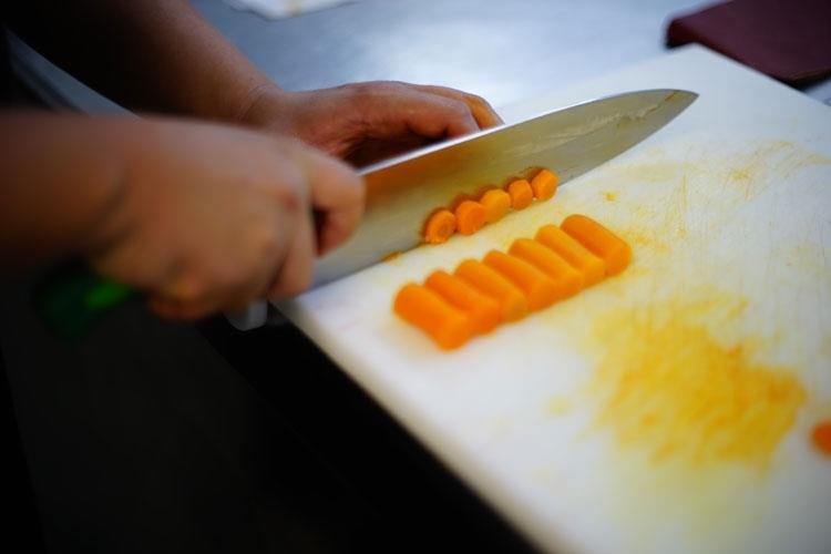Giuseppe Raciti prepara le carote (Raciti si allena per il Bocuse d’Or 
In panchina l’esperienza di Gotti)