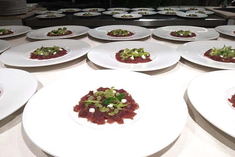 Tonno crudo, cetrioli, sedano, ricotta mustia e bottarga - Gordon Ramsay (Ramsay & Friends al Forte Village 
Cucina gourmet, ma tavola solidale)