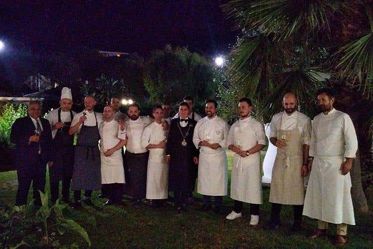 I cuochi e la brigata (Ramsay & Friends al Forte Village 
Cucina gourmet, ma tavola solidale)