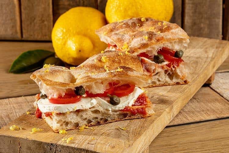 PizzaDoppioCrunch, mozzarella, pomodoro San Marzano a fette, ristretto di pomodoro, cappero, scorza e foglie di limone (Renato Bosco, il pizza-ricercatore 
porta il Crunch in tv da Borghese)