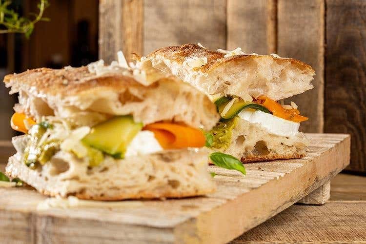 PizzaDoppioCrunch, mozzarella fiordilatte, Monte Veronese fresco, crema di broccolo di Novaglie, zucchine, carote croccanti e pepe (Renato Bosco, il pizza-ricercatore 
porta il Crunch in tv da Borghese)