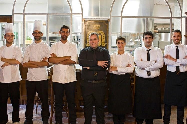 Il team (Riapre la Taverna Moriggi 
storica insegna milanese dal 1900)