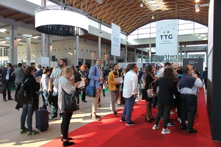 Rimini, folla ai tre saloni del turismo Il Glamcamping tra le novità più di moda