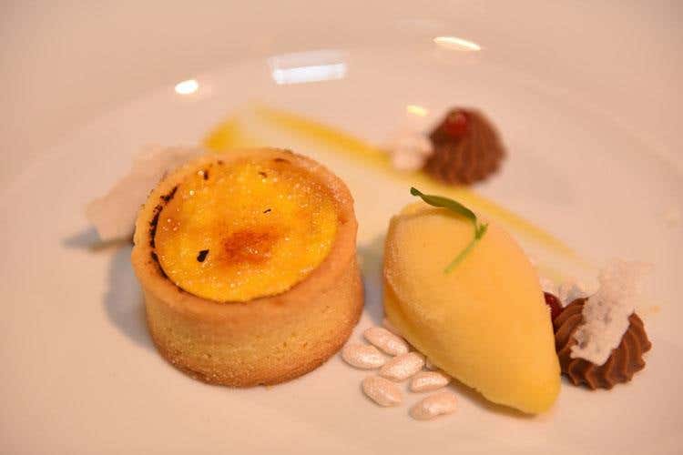 Torta di riso con gelato al frutto della passione e cioccolato al latte con crema al rhum (Riso Acquerello, le declinazioni in cucina 
Serata gourmet al Particolare di Siena)