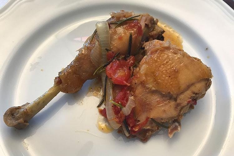 Pollo alla cacciatora (Ristorante Cacciatori a Cartosio 
200 anni di cucina con la famiglia Milano
 )
