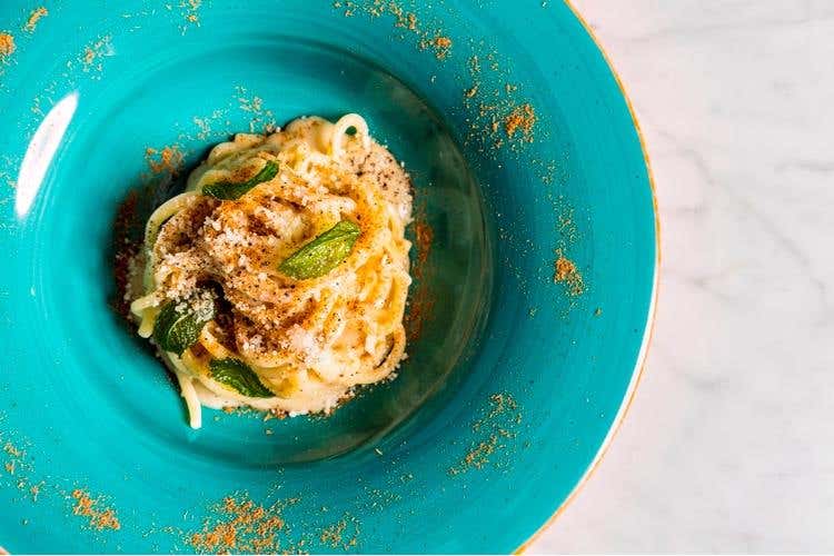 Tonnarello cacio e pepe con polvere di cozze disidratate, menta “Hierbabuena” fritta, pecorino romano Dop e pepe di Sichuan