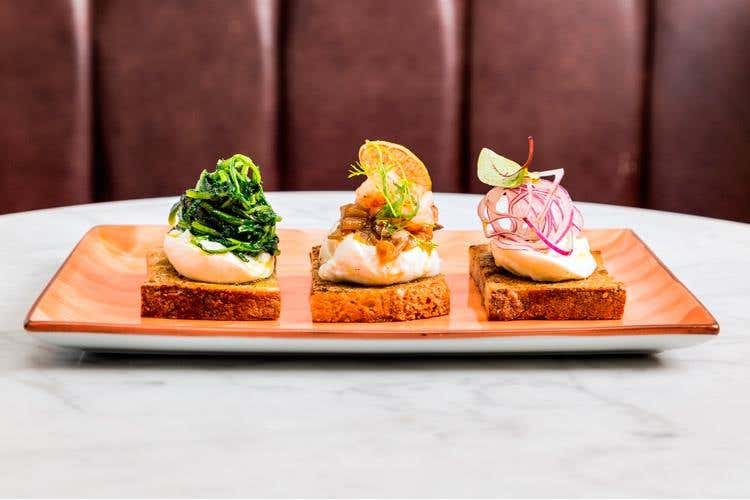Tris di crostini gourmet con burrata di Andria