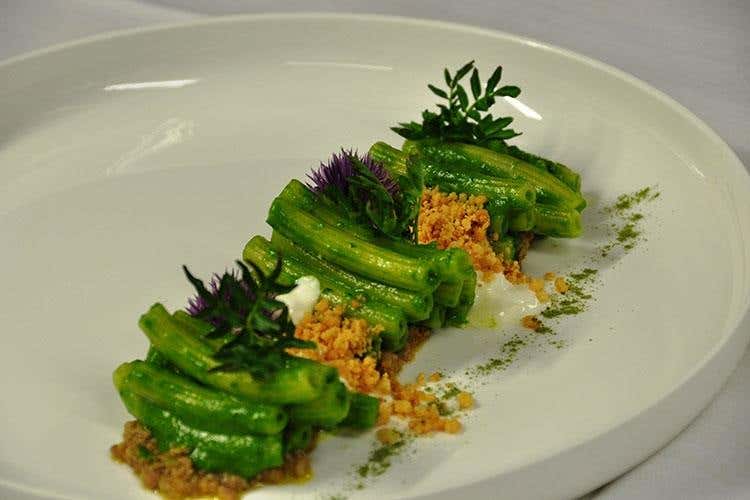 Maccheroncino al pesto con raguttino di agnello e stracciatella (Ristorante rifugio Da Aurelio 
Un locale sotto il segno delle Dolomiti)