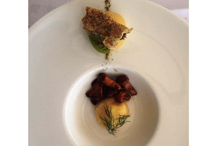 Gnocchi di patate ripieni di baccalà finferli e polvere di capperi (Ristorante Tivoli di Cortina d'Ampezzo 
Da 20 anni al servizio delle Dolomiti)