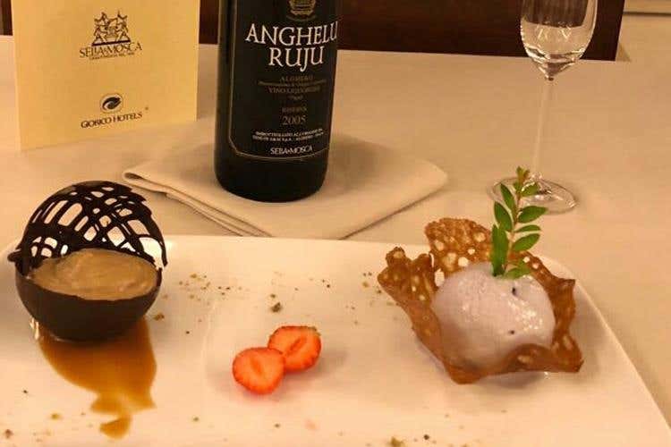 Gelato al Mirto con cialda al miele e mousse di caffè con caramello salato (Ristoranti regionali, Carlos V Hotel 
Un successo la cena con Mauricio Marra)