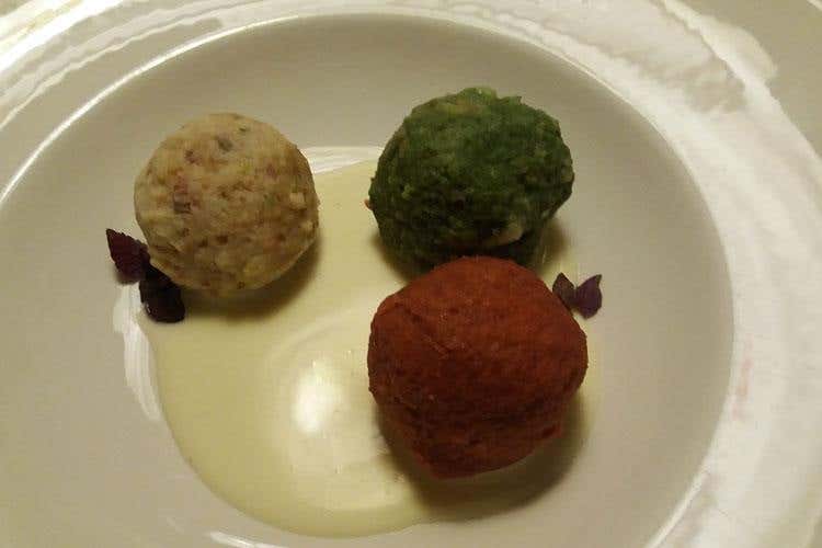 Trilogia di canederli su fonduta di formaggi di malga(Ristoranti Regionali Cucina Doc 
Il Giardino di Cles nuovo associato)