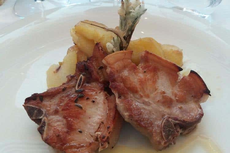 Costolette di maialino da latte con patate saltate allo speck e confettura di mele Melinda (Ristoranti Regionali Cucina Doc 
Il Giardino di Cles nuovo associato)