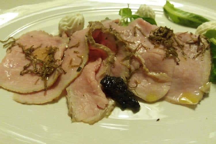 Carpaccio di vitello cotto al rosa con mousse di burrata e tartufo nero(Ristoranti Regionali Cucina Doc 
Il Giardino di Cles nuovo associato)