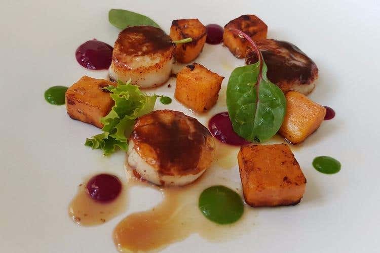 Capesante arrostite, aglio nero, patate dolci e rucola - Roberto Stagnetta e i suoi piatti romani 
Il cuoco dei vip in visita nelle Marche