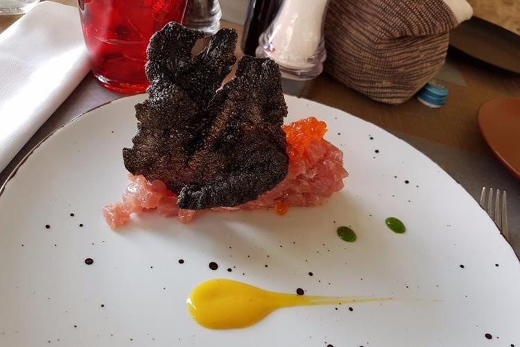 Tonno, mandarino bruciato e uova di salmone - Roberto Stagnetta e i suoi piatti romani 
Il cuoco dei vip in visita nelle Marche