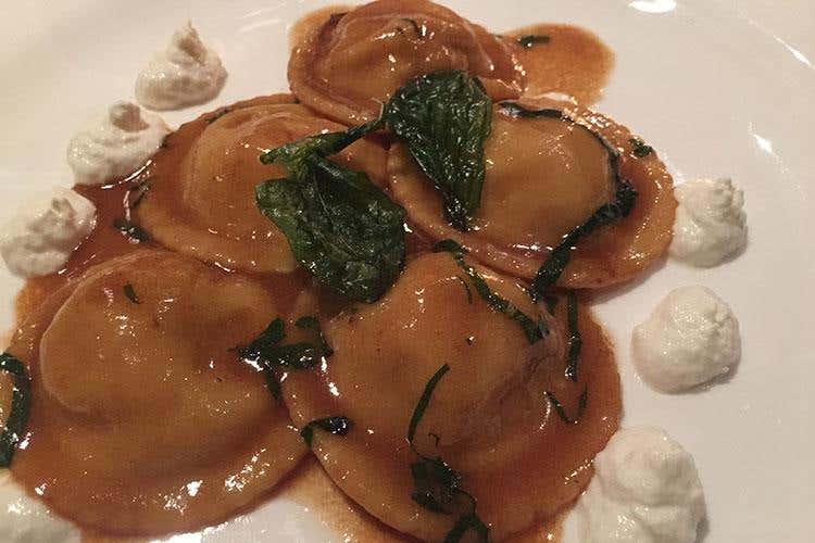 Ravioli ripieni di gamberi rossi siciliani e burrata pugliese (Roof Garden, un panorama di gusto 
A Bergamo tra East Lombardy e vegan)